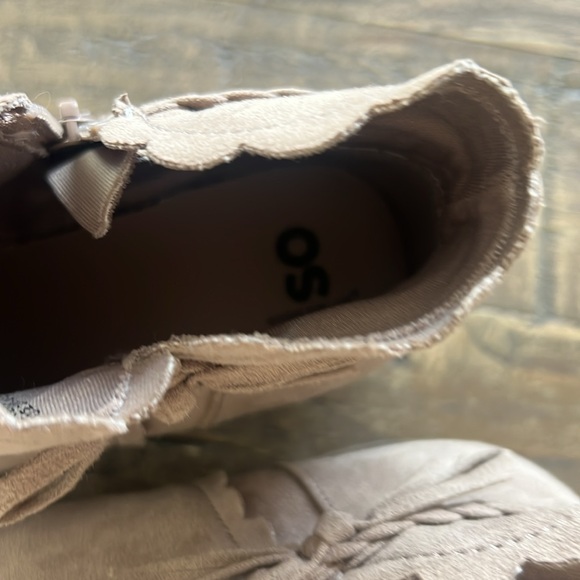 Girls Sonoma Heel Ankle Boots, tan with accent ribbon detail. size 4 - Picture 7 of 7